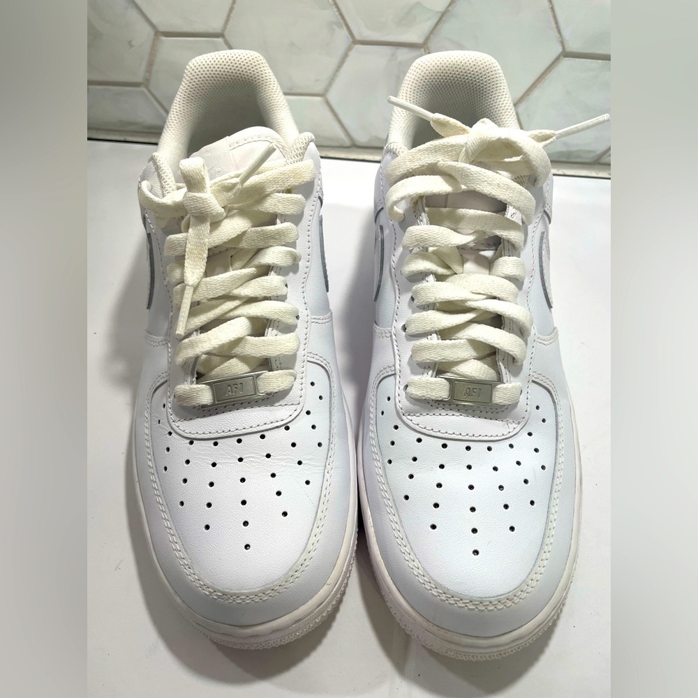 Nike Air Force 1 Low Sneakers Size 10 White Woman's DD8959-100 Great Shape - Picture 2 of 16